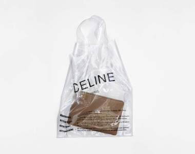 這塑膠袋要價1.7萬《CELINE透明購物袋》到底是時尚還是災難呢... 這塑膠袋要價1.7萬《CELINE透明購物袋》到底是時尚還是災難呢...