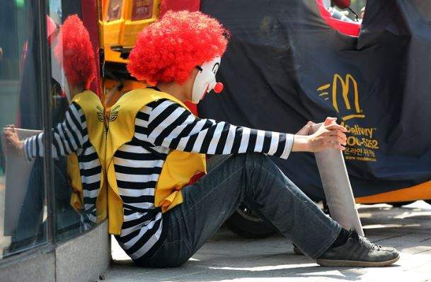 韓國觀光客的回憶《新村麥當勞宣布關店》旅遊書通通要改版了ＸＤ