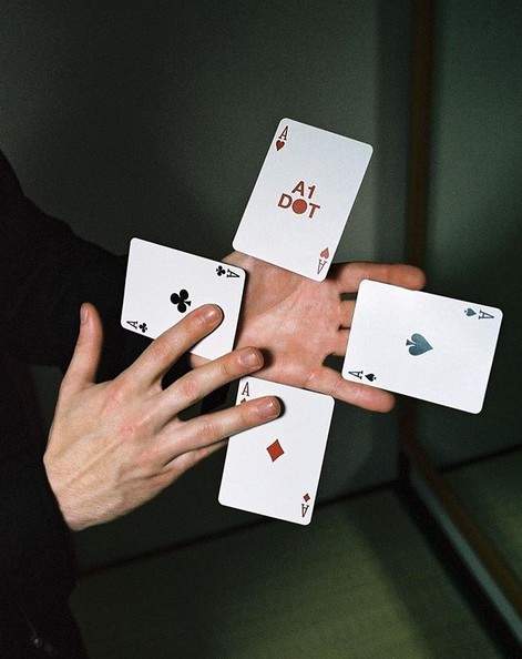 《撲克牌技大師》Noel Heath的花式切牌耍得是出神入化 《撲克牌技大師》Noel Heath的花式切牌耍得是出神入化