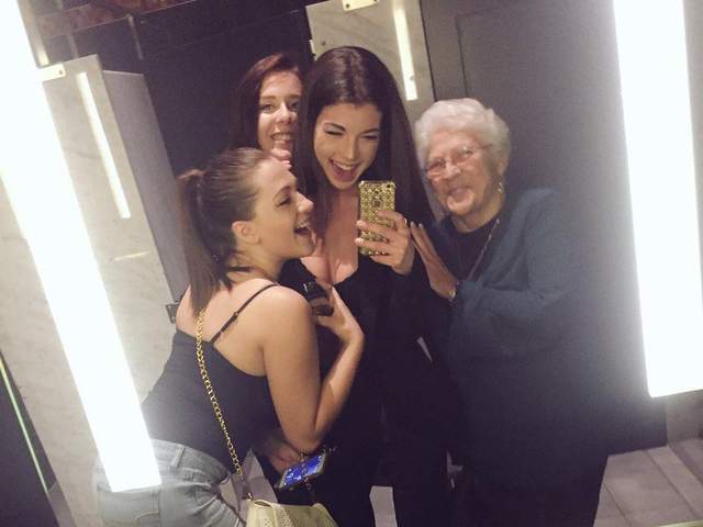 覺得溫馨《在廁所跟老奶奶自拍》她的笑容真讓人好開心