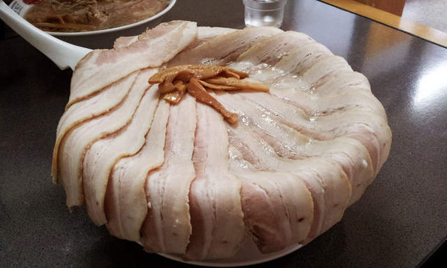 大口吃超過癮《蓋滿叉燒的叉燒麵》光看都口水流滿地啦