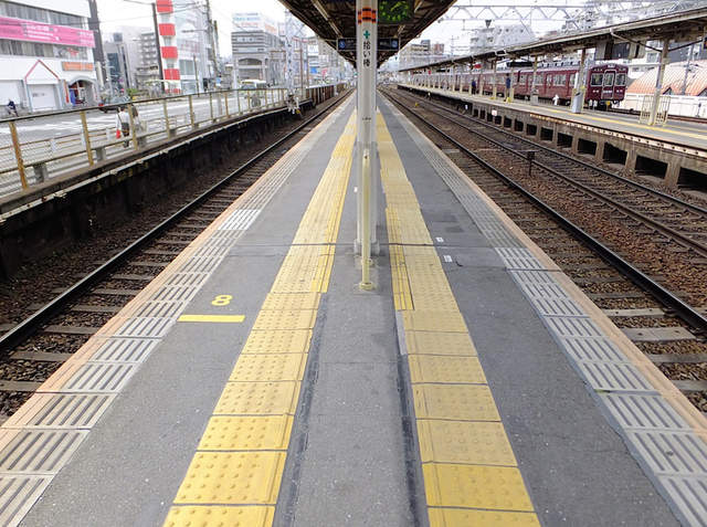 月台超窄的《中津車站》想站在黃線內側排隊都是種挑戰ww