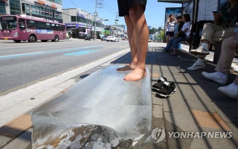 公車站驚現《巨大冰塊》是誰走著走著就忘了把冰塊帶走? 公車站驚現《巨大冰塊》是誰走著走著就忘了把冰塊帶走?