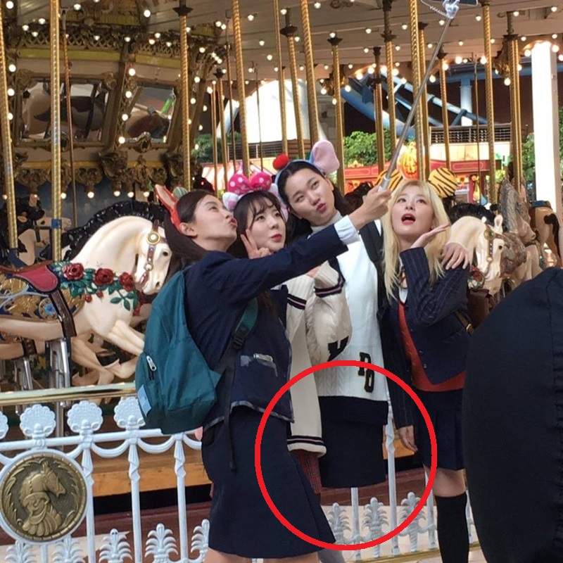 這是靈異照片嗎？《睡衣朋友》路透照引發話題　張允珠的腿跑哪去了？