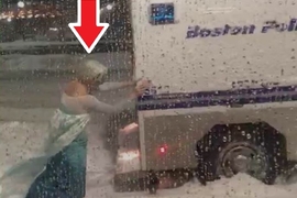 好熱心《暴風雪中推車的Elsa》子民有難女王當然要出手相救ww 好熱心《暴風雪中推車的Elsa》子民有難女王當然要出手相救ww