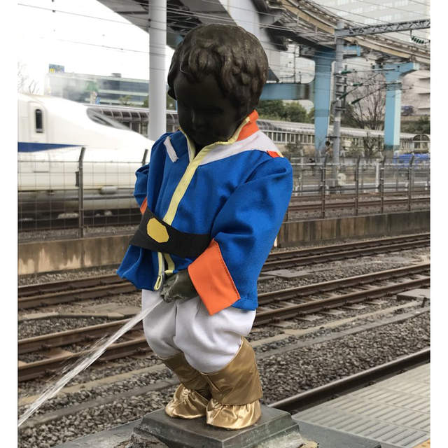 日本《變裝尿尿小童》每月變換不同造型成為濱松町車站名物