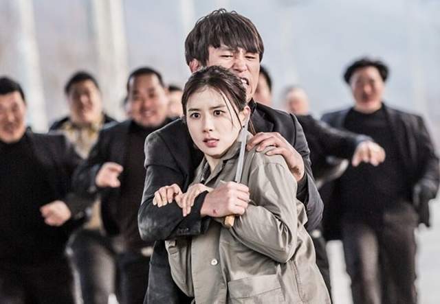 《妹妹笑追星族哥哥太盲從》結果哥哥一氣之下拿刀子走向她......