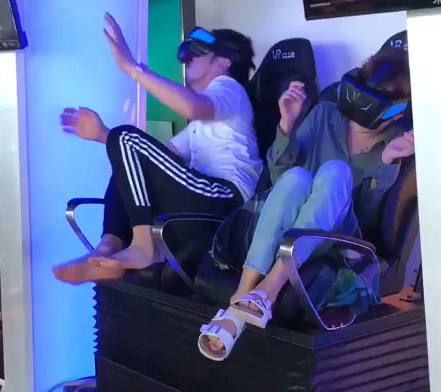 公開處刑羞恥PLAY《公共場合體驗VR遊戲》拿下眼鏡後應該很想挖洞鑽進去XD