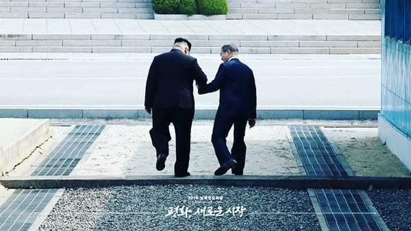金正恩與文在寅《邊界握手照》社群大流行　網友都想當恩恩與寅寅ww