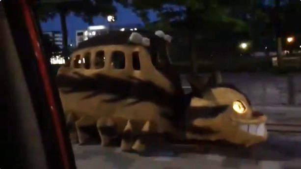 路上驚見《真實版貓巴士》看久了其實莫名有點恐怖... 路上驚見《真實版貓巴士》看久了其實莫名有點恐怖...