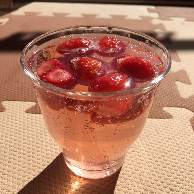 推特瘋傳《自製草莓氣泡飲》狂嗑草莓的季節絕對值得一試♪