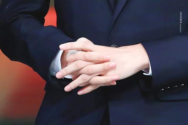 《只分享手部照的推特帳戶》到底照片中的「手」主人是誰呢? 《只分享手部照的推特帳戶》到底照片中的「手」主人是誰呢?