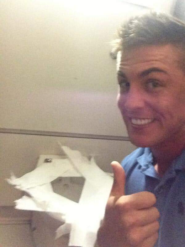 《公共廁所的戰爭》有潔癖的人走進來都得使出渾身解數 《公共廁所的戰爭》有潔癖的人走進來都得使出渾身解數