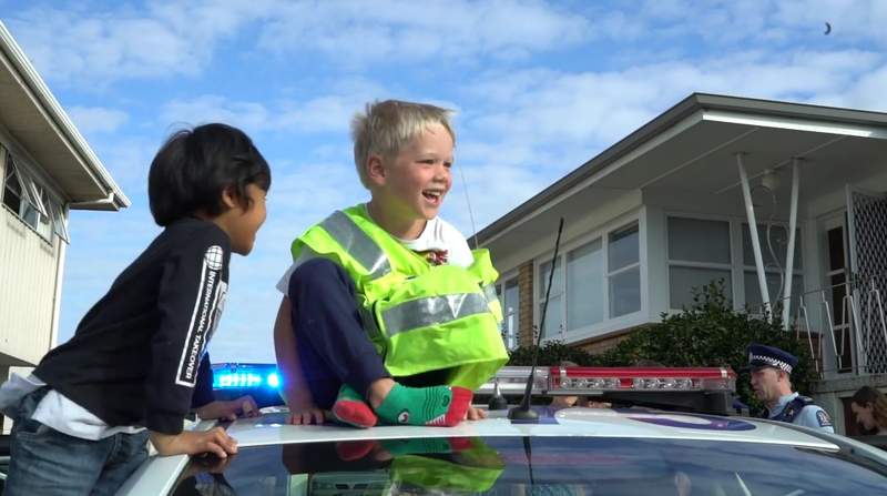 紐西蘭《打110邀請警察參加生日派對的小孩》生日當天被敲門... 紐西蘭《打110邀請警察參加生日派對的小孩》生日當天被敲門...