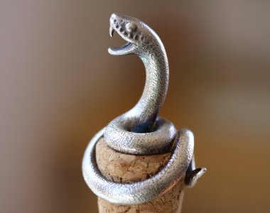 感覺就像哈波中魯休斯會使用的《軟木塞蛇口飾品》這酒看起來有毒XD 感覺就像哈波中魯休斯會使用的《軟木塞蛇口飾品》這酒看起來有毒XD