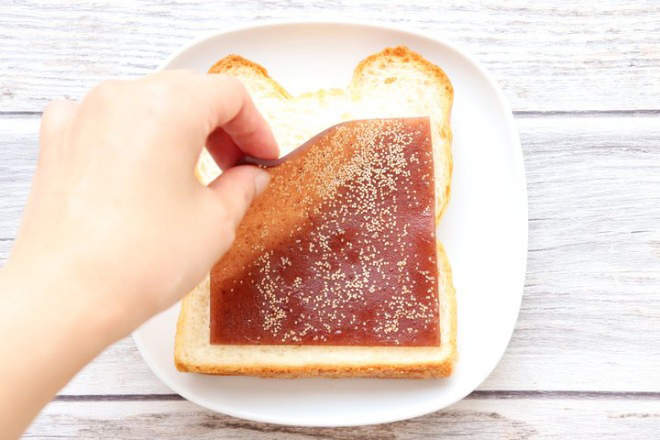 推特話題《薄片羊羹》像起司片一樣適合搭配麵包一起吃的新型和菓子 推特話題《薄片羊羹》像起司片一樣適合搭配麵包一起吃的新型和菓子