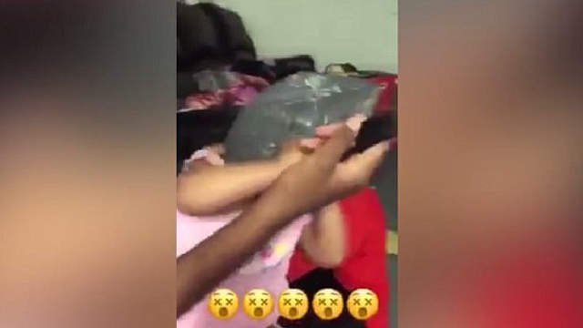 把小孩用塑膠袋套頭《澳洲年輕夫妻的惡行》引發全澳民眾反彈 把小孩用塑膠袋套頭《澳洲年輕夫妻的惡行》引發全澳民眾反彈
