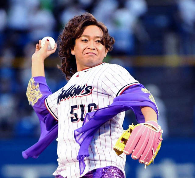 TOKIO城島茂《島茂子》女裝開球　哩打的敬業精神引發正反評論