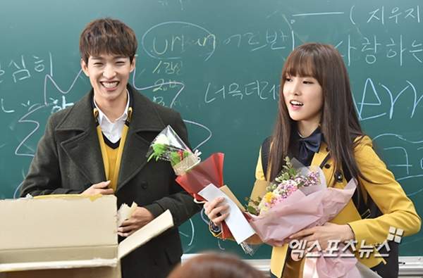 畢業生表示《很討厭學校有明星學生》把畢業典禮搞的像見面會是怎樣...... 畢業生表示《很討厭學校有明星學生》把畢業典禮搞的像見面會是怎樣......