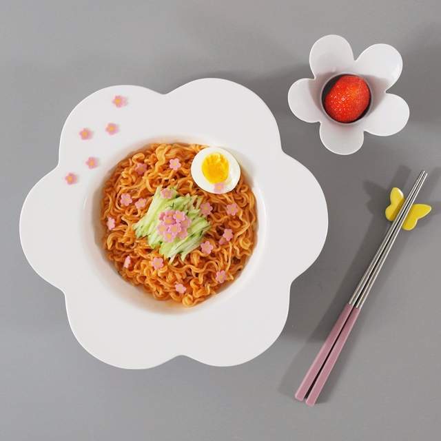 是限量的快買《Paldo櫻花泡麵》一邊吃櫻花一邊吃泡麵超夢幻♥