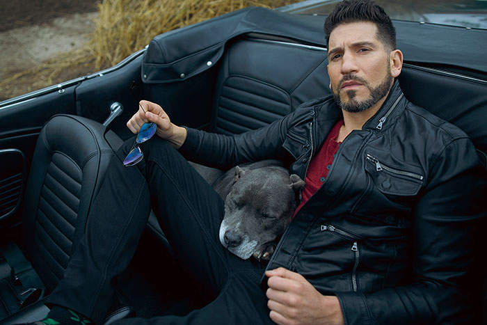 《陰屍路》硬漢男星Jon Bernthal 其實是熱愛比特犬的愛心暖男
