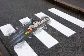 《街頭趣味藝術》原子小金剛撞破斑馬線這個太神啦 《街頭趣味藝術》原子小金剛撞破斑馬線這個太神啦