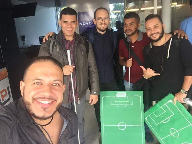 為了能讓盲聾友人感受世界杯《為盲聾友人特製直播足球場》有這種朋友真的好棒