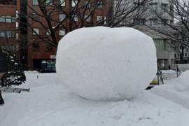 《札幌雪祭出現超惡搞雪雕》不看立牌解說絕對看不出主題的超謎物體ww 《札幌雪祭出現超惡搞雪雕》不看立牌解說絕對看不出主題的超謎物體ww