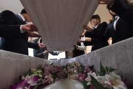《VR葬禮》竟然是以死者視線體驗自己的喪禮過程...(⊙_⊙) 《VR葬禮》竟然是以死者視線體驗自己的喪禮過程...(⊙_⊙)