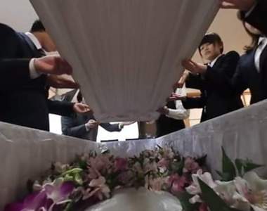《VR葬禮》竟然是以死者視線體驗自己的喪禮過程...(⊙_⊙) 《VR葬禮》竟然是以死者視線體驗自己的喪禮過程...(⊙_⊙)