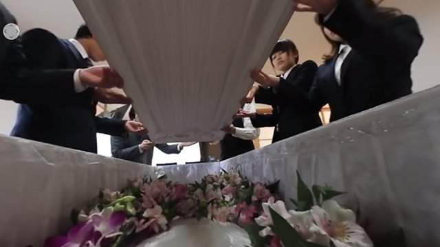 《VR葬禮》竟然是以死者視線體驗自己的喪禮過程...(⊙＿⊙)