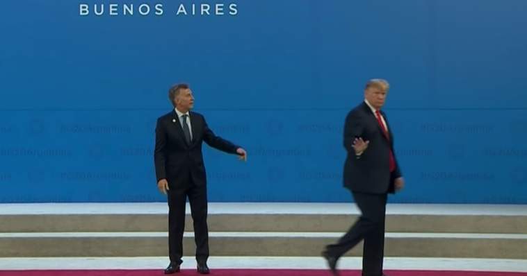 《G20最尷尬一幕》川普把阿根廷總統一個人扔在台上 碎念還被收音...XD 《G20最尷尬一幕》川普把阿根廷總統一個人扔在台上 碎念還被收音...XD