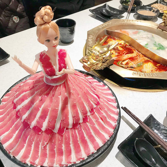 你點的肉就是我的衣服《芭比娃娃生肉火鍋》吃完芭比娃娃就光溜溜啦w