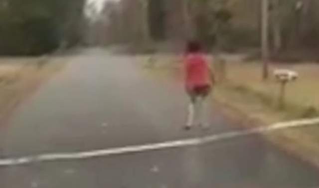 《行車記錄器錄到最詭異的畫面》感覺下車察看就會發生意外...