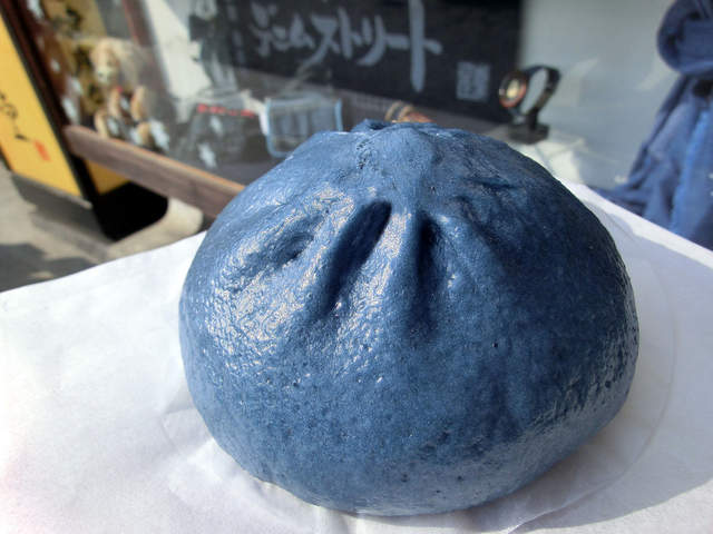 《牛仔褲肉包》讓人食慾全失？不～已經變成知名「藍色肉包」打卡點了