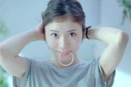《女孩綁頭髮的動作》看在男生的眼裡是個很H的行為? 《女孩綁頭髮的動作》看在男生的眼裡是個很H的行為?