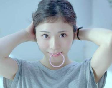 《女孩綁頭髮的動作》看在男生的眼裡是個很H的行為? 《女孩綁頭髮的動作》看在男生的眼裡是個很H的行為?