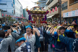 《抬神轎需要的最少人數》日本神轎一定非得這麼多人抬嗎? 《抬神轎需要的最少人數》日本神轎一定非得這麼多人抬嗎?