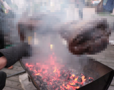《E.T. BBQ》整隻外星人串起來燒烤 看起來肉好硬啊ww(誤) 《E.T. BBQ》整隻外星人串起來燒烤 看起來肉好硬啊ww(誤)