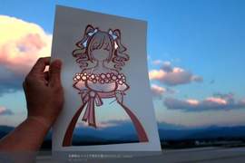 《剪紙藝術》用背景當做洋裝配色鮮艷又漂亮 《剪紙藝術》用背景當做洋裝配色鮮艷又漂亮