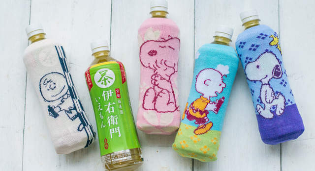 伊右衛門綠茶附贈《史努比寶特瓶套》這樣就不用擔心飲料退冰滴滴答答了