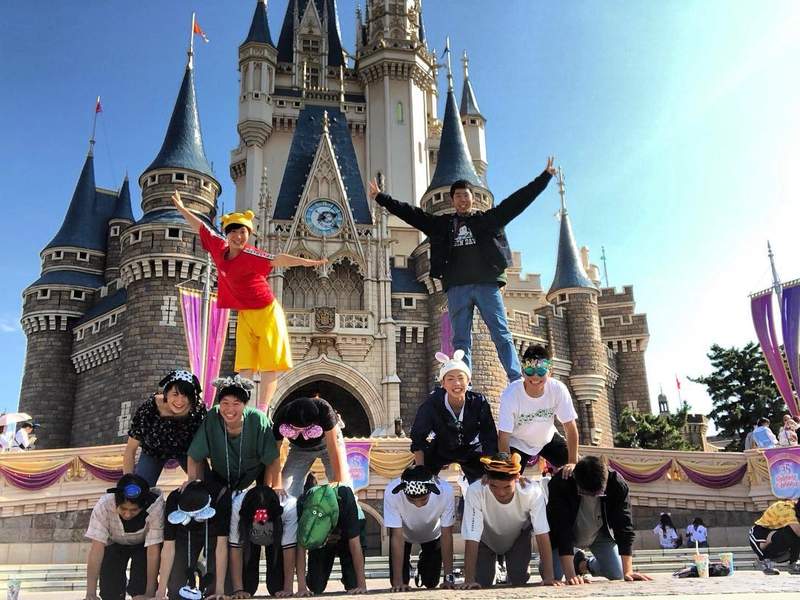 迪士尼樂園亂象《灰姑娘城堡前疊羅漢問題》這樣拍照是會比較多人按讚嗎... 迪士尼樂園亂象《灰姑娘城堡前疊羅漢問題》這樣拍照是會比較多人按讚嗎...