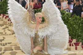 《MET GALA 2018》凱蒂佩芮巨大翅膀 甚至差點搧倒造型師 《MET GALA 2018》凱蒂佩芮巨大翅膀 甚至差點搧倒造型師