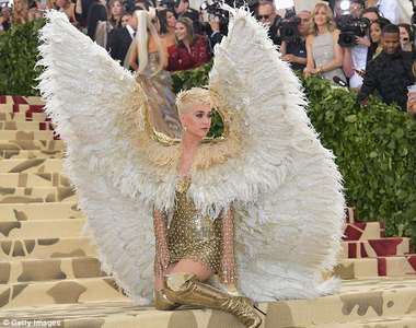 《MET GALA 2018》凱蒂佩芮巨大翅膀 甚至差點搧倒造型師 《MET GALA 2018》凱蒂佩芮巨大翅膀 甚至差點搧倒造型師