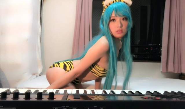 《性感拉姆電子琴演奏》高木里代子的裝扮太火辣都讓人分心了啦 《性感拉姆電子琴演奏》高木里代子的裝扮太火辣都讓人分心了啦