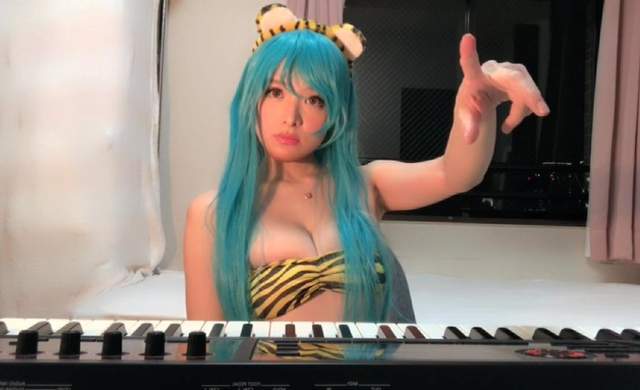 《性感拉姆電子琴演奏》高木里代子的裝扮太火辣都讓人分心了啦 - 圖片2