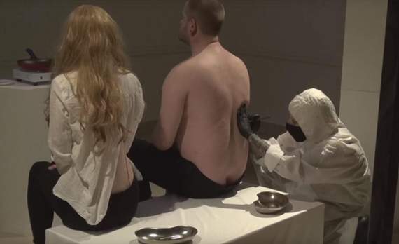 獵奇直播《藝術家生切助手人肉》煎熟後現場餵食　觀眾作噁報警…