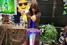 《聖劍雨傘》雨天才拔得出來這樣的設計也算奇惹XD 《聖劍雨傘》雨天才拔得出來這樣的設計也算奇惹XD