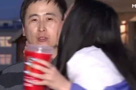 《韓國記者》播報世足賽意外被女球迷偷親 事後笑得太開心也變成一篇新聞w 《韓國記者》播報世足賽意外被女球迷偷親 事後笑得太開心也變成一篇新聞w