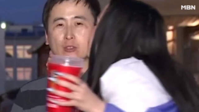 《韓國記者》播報世足賽意外被女球迷偷親 事後笑得太開心也變成一篇新聞w